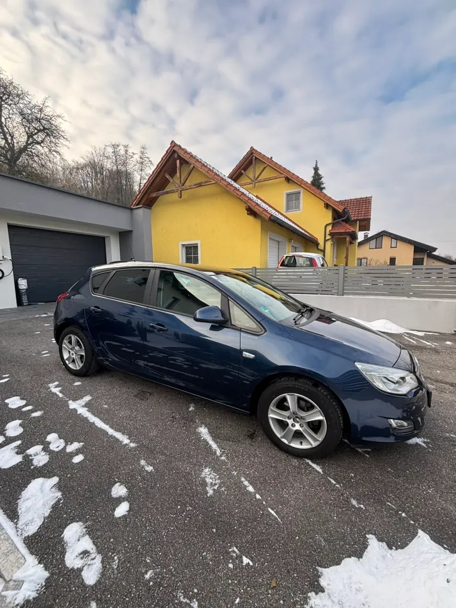 Opel Astra 2013 photo 3