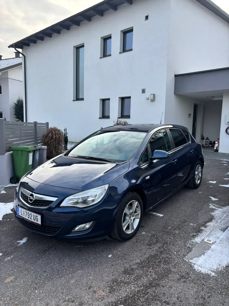 Opel Astra 2013 photo 2
