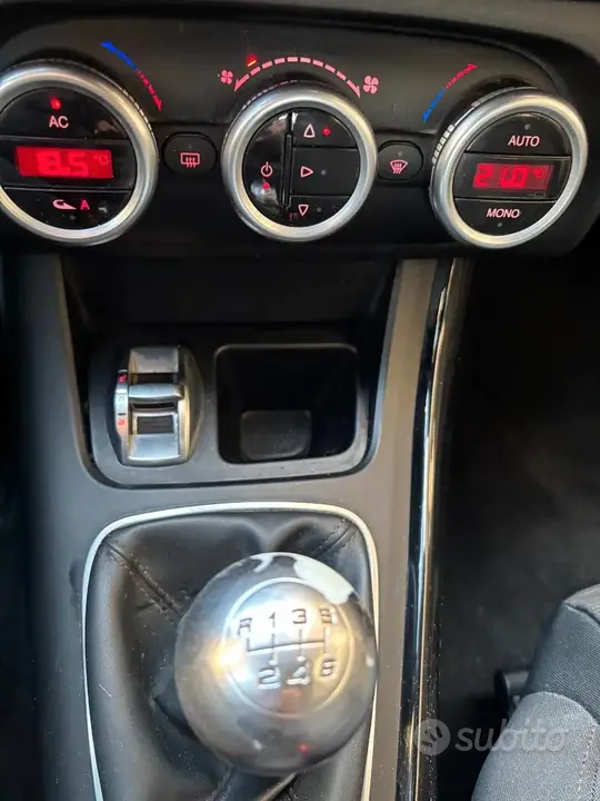 Alfa Romeo Giulietta 2011 photo 2