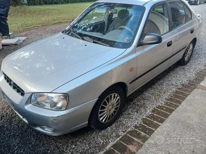 Hyundai Accent 2001 photo 3