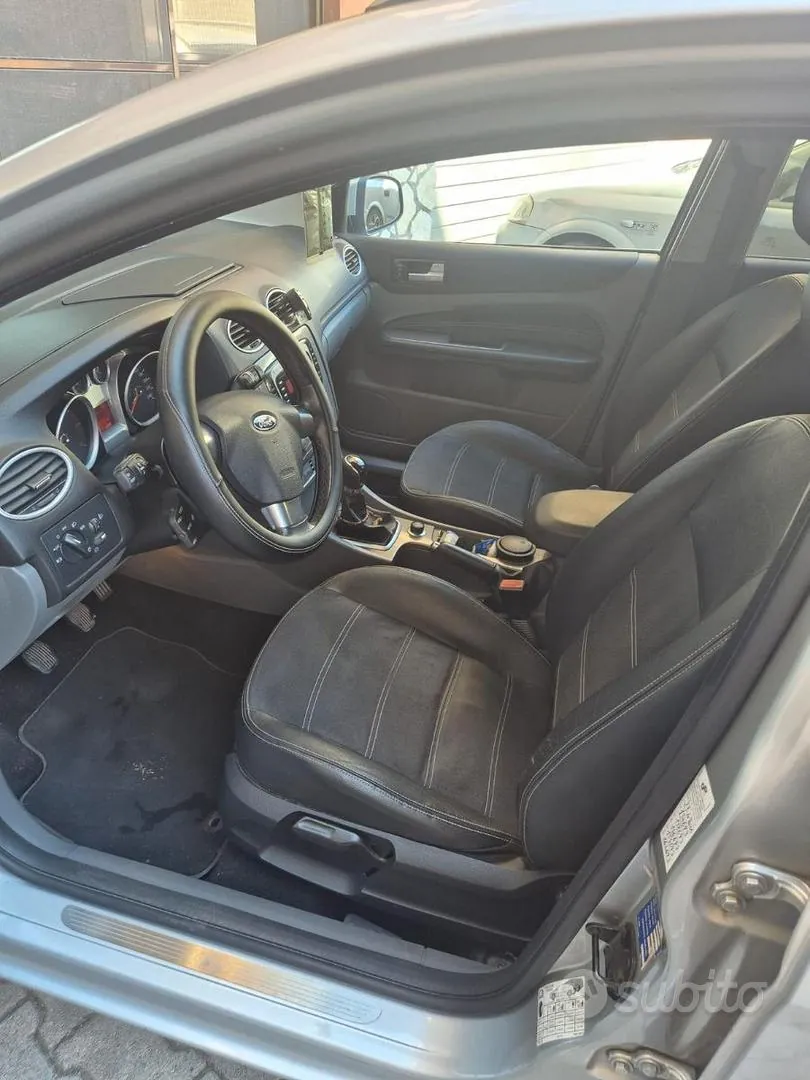 Ford Focus 2010 photo 2