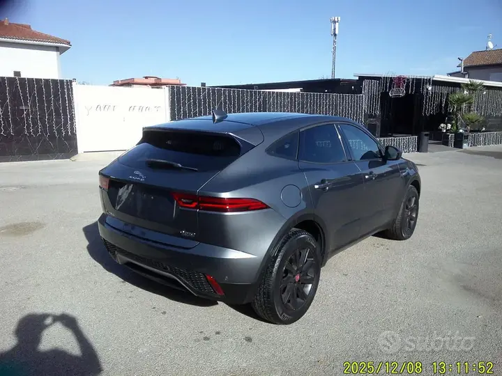Jaguar E-Pace 2018 photo 4