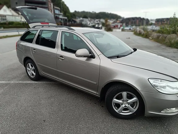 Skoda Octavia 2011 photo 4