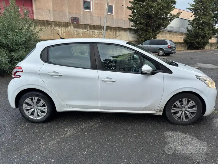 Peugeot 208 2012 photo 3
