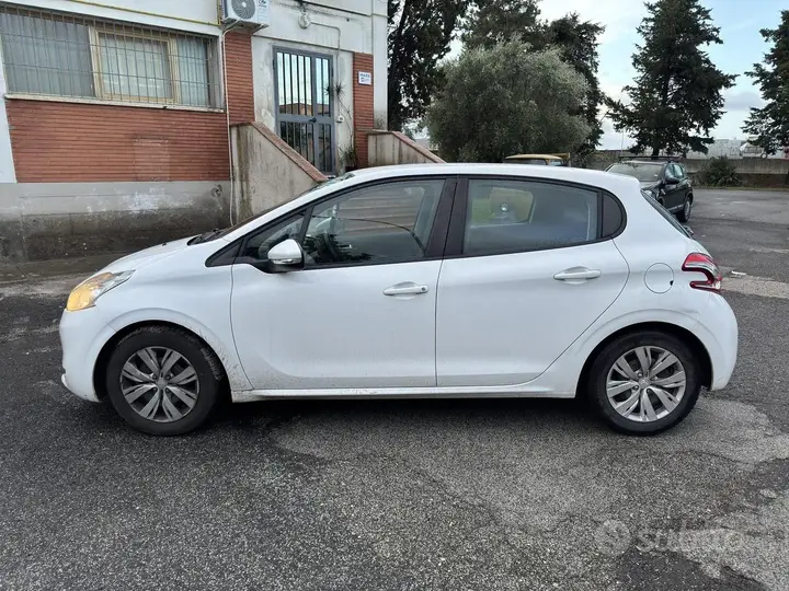 Peugeot 208 2012 photo 2