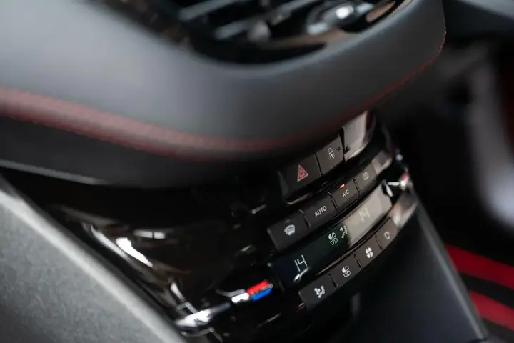 Peugeot 208 2018 photo 5