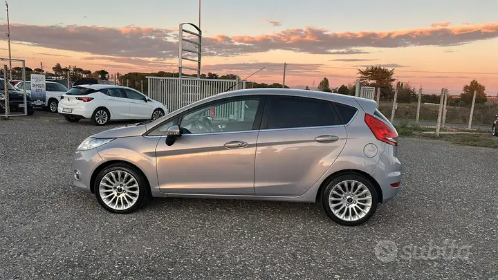 Ford Fiesta 2012 photo 2