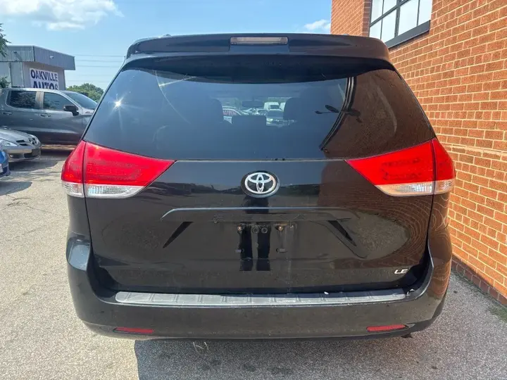 Toyota Sienna 2013 photo 3