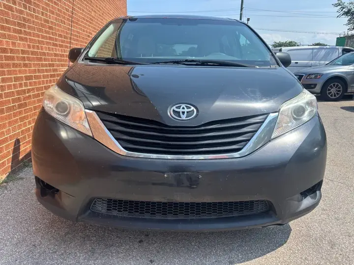 Toyota Sienna 2013 photo 2