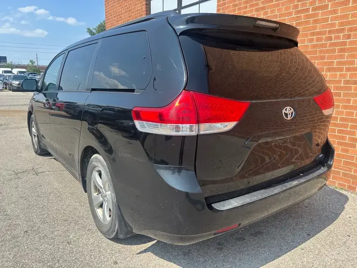 Toyota Sienna 2013 photo 4