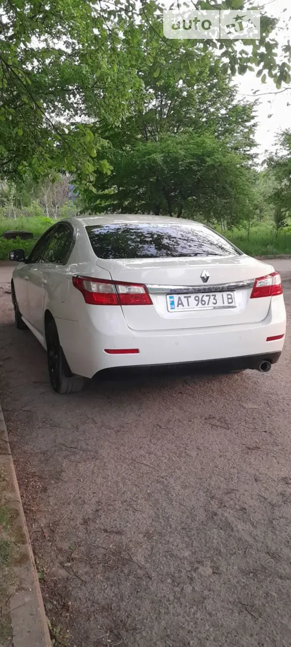 Renault Latitude 2012 photo 2
