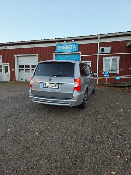 Lancia Voyager 2014 photo 2