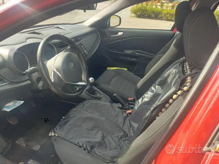 Alfa Romeo Giulietta 2016 photo 2