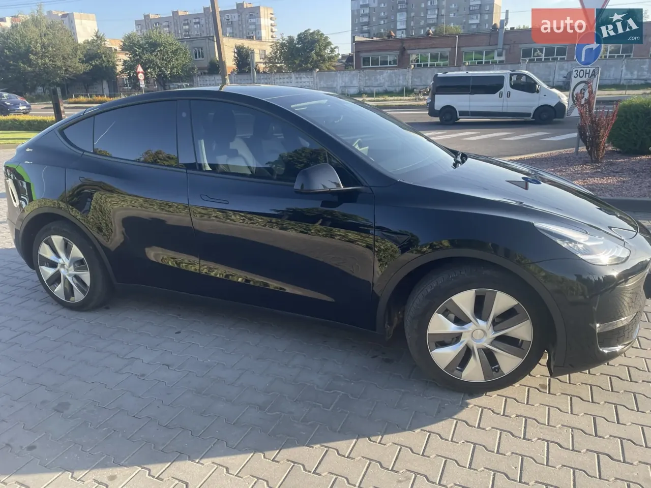 Tesla Model Y 2023 photo 4