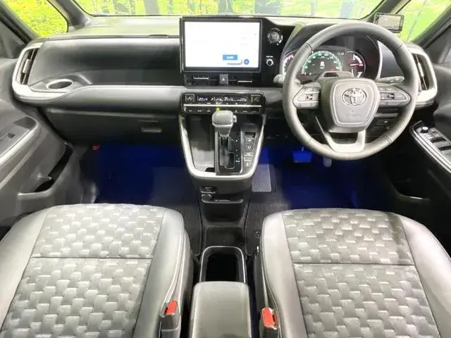 Toyota Voxy 2024 photo 2