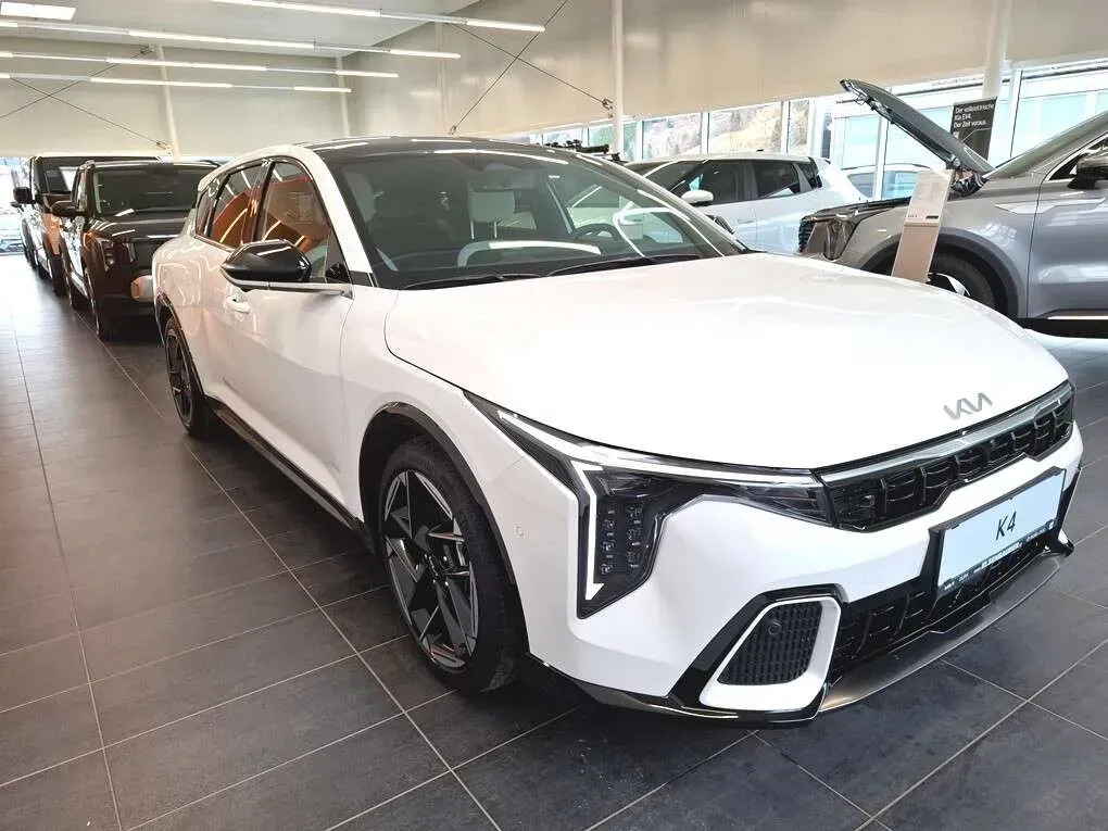 Kia K4 photo 2