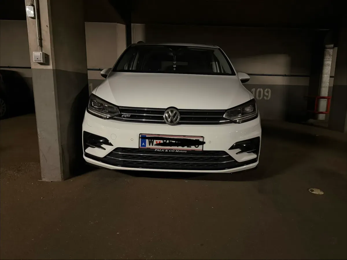 Volkswagen Touran 2017 photo 2