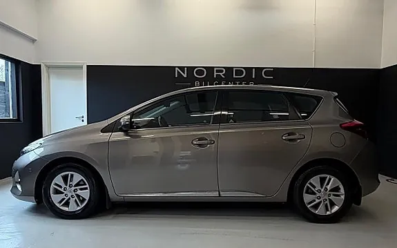 Toyota Auris 2013 photo 3
