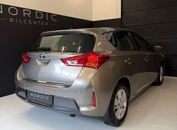 Toyota Auris 2013 photo 2