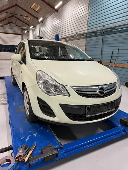 Opel Corsa 2011 photo 2