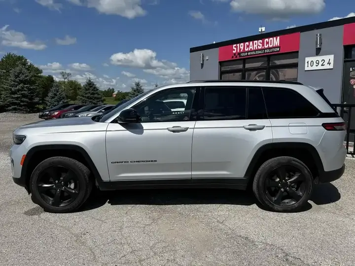 Jeep Grand Cherokee 2023 photo 2