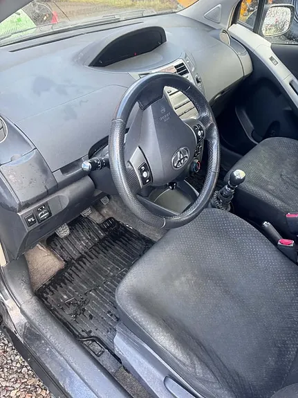 Toyota Yaris 2011 photo 2
