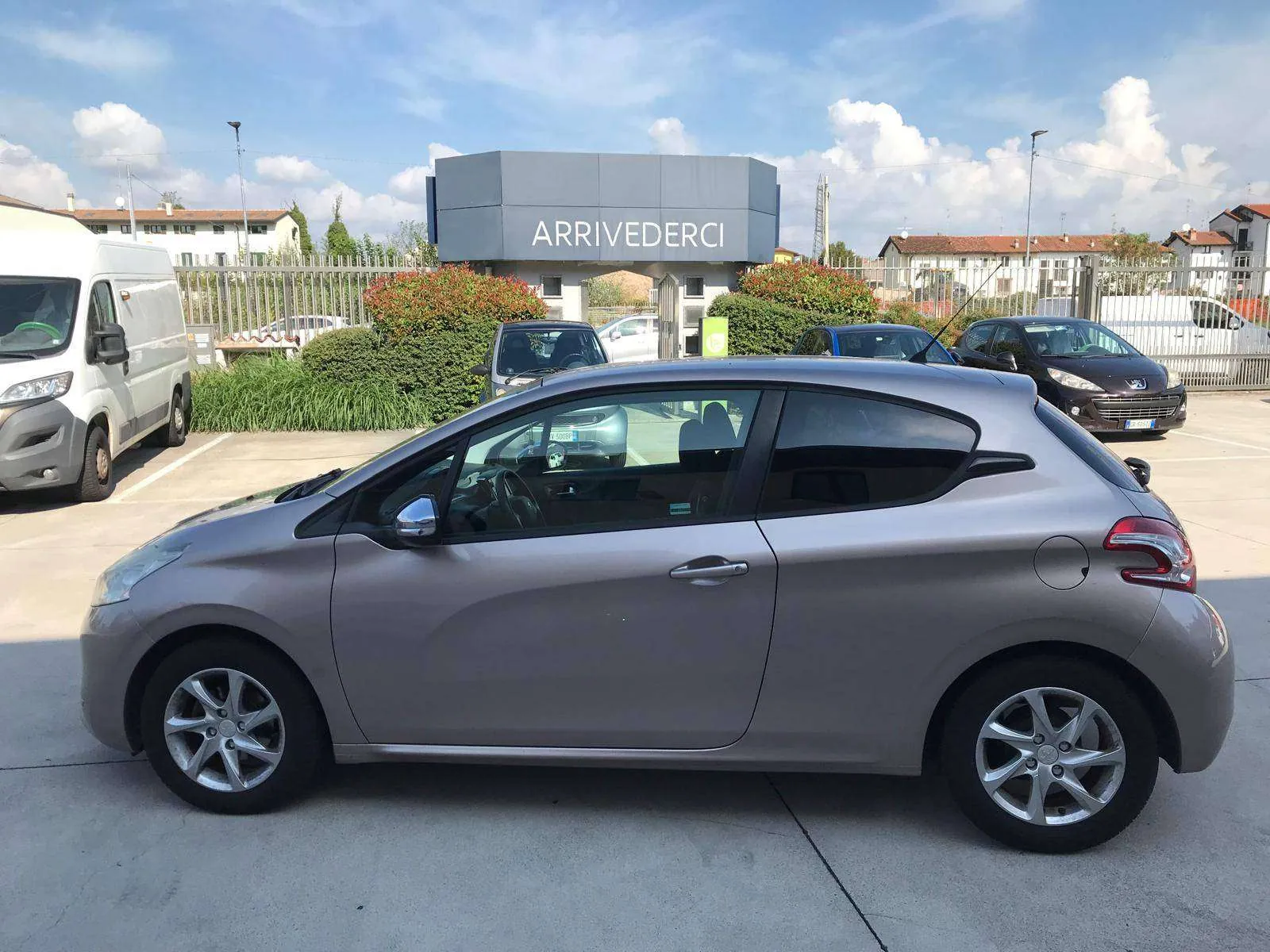Peugeot 208 2013 photo 2