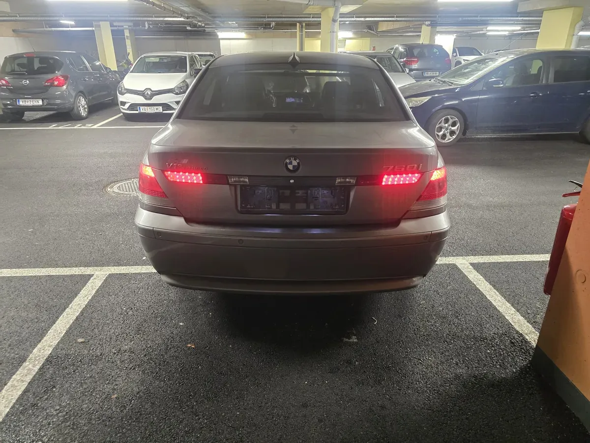 BMW 7 Series 2004 photo 2