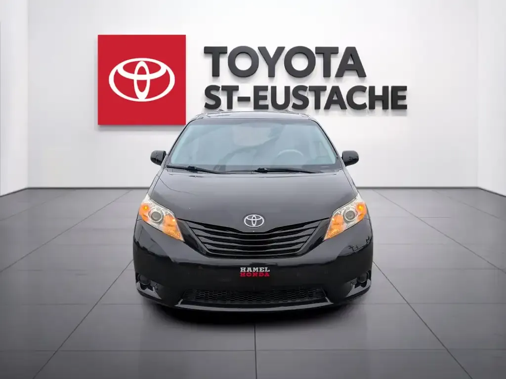 Toyota Sienna 2012 photo 2