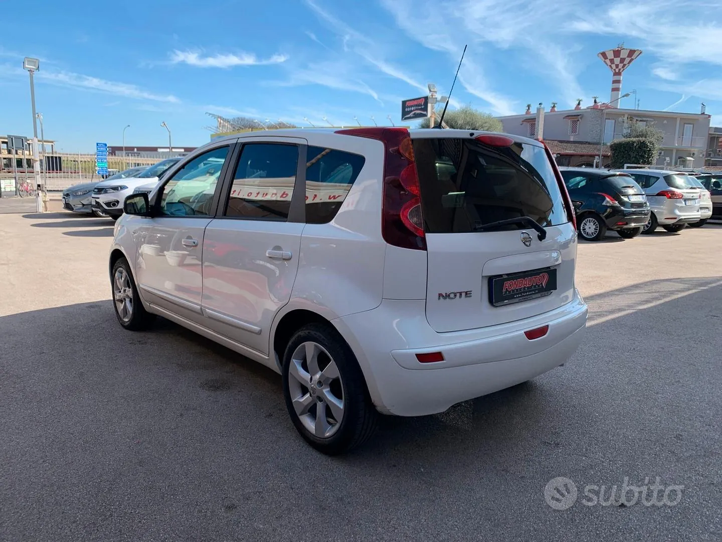 Nissan Note 2010 photo 2