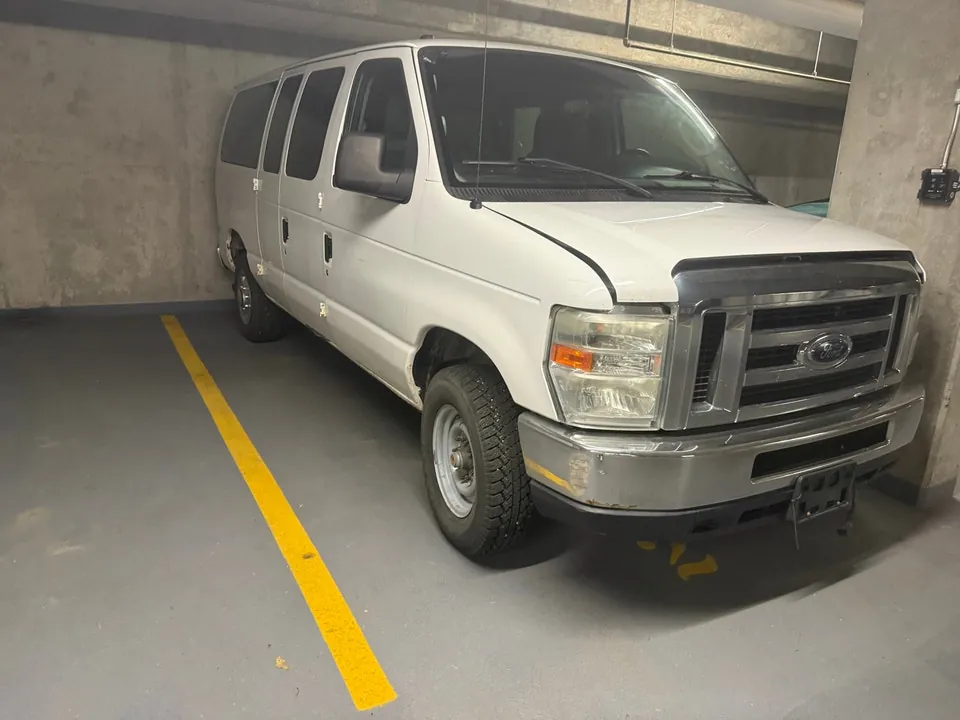 Ford E-350 2010 photo 2