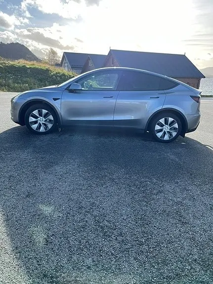 Tesla Model Y 2023 photo 4