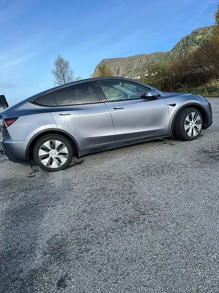 Tesla Model Y 2023 photo 2