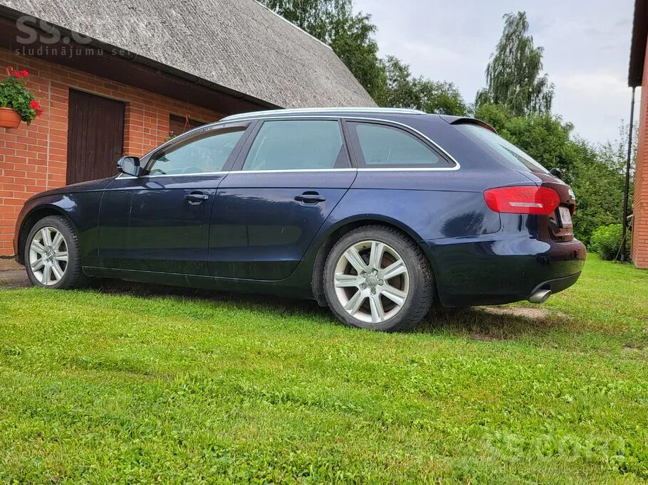 Audi A4 2010 photo 2
