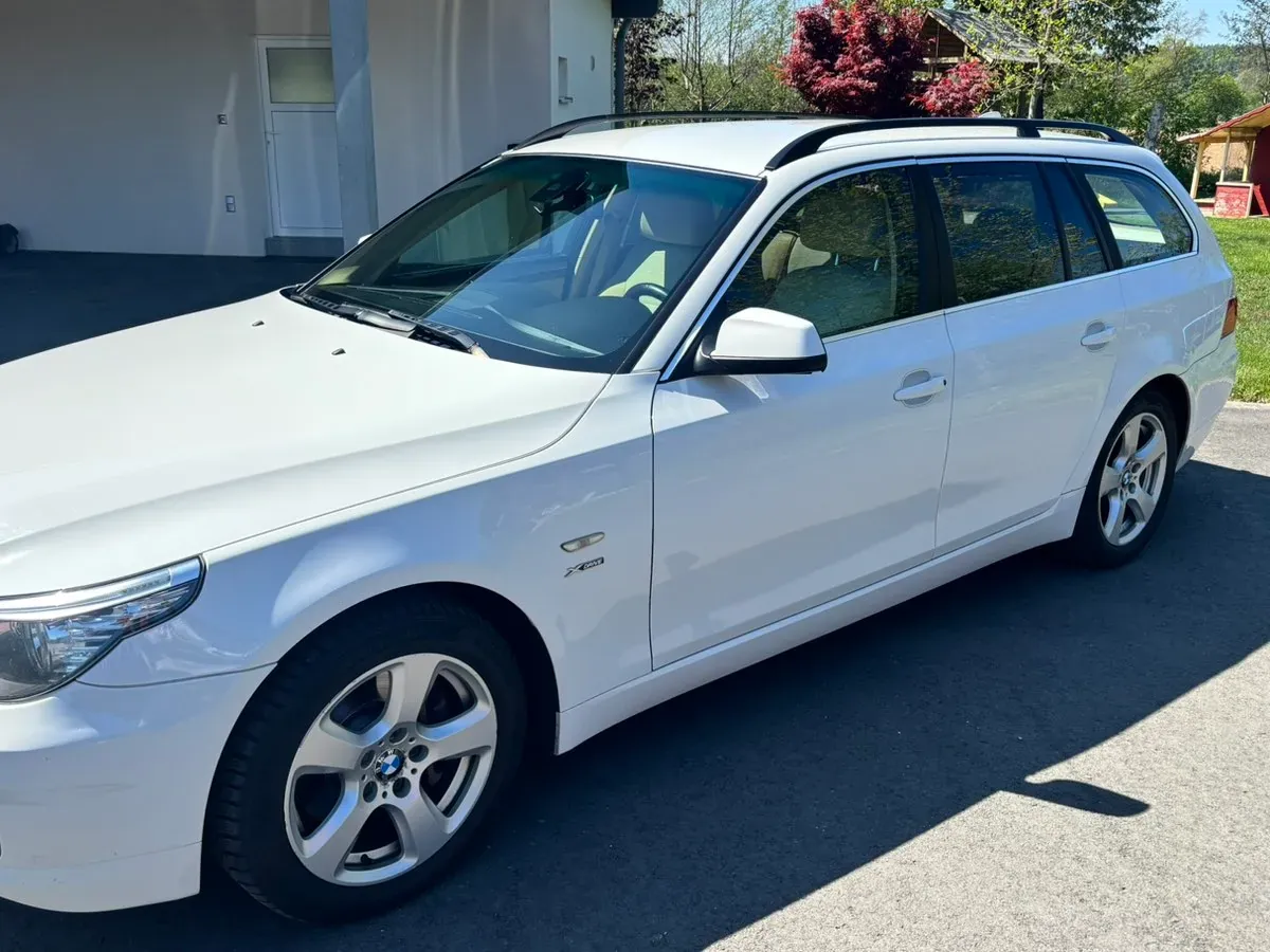 BMW 5 Series 2010 photo 2