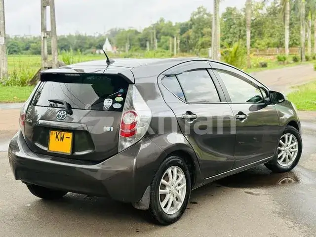 Toyota Aqua 2012 photo 5
