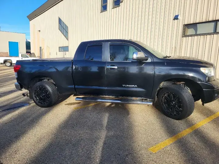 Toyota Tundra 2010 photo 2