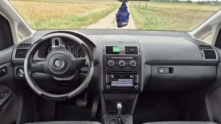 Volkswagen Touran 2012 photo 3