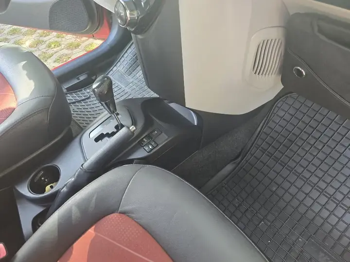 Toyota Iq 2012 photo 2