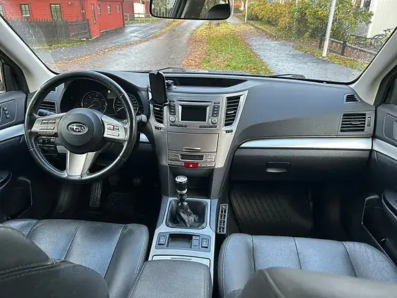 Subaru Outback 2012 photo 2