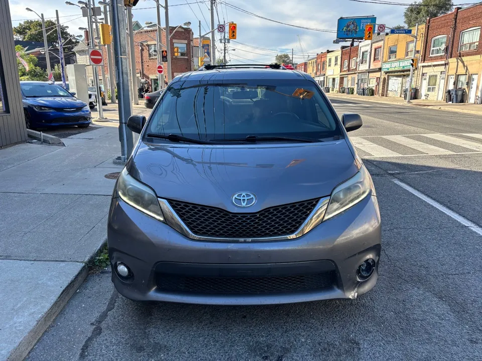 Toyota Sienna 2017 photo 2