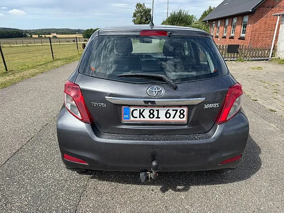 Toyota Yaris 2011 photo 2