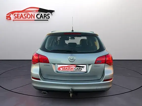 Opel Astra 2011 photo 2