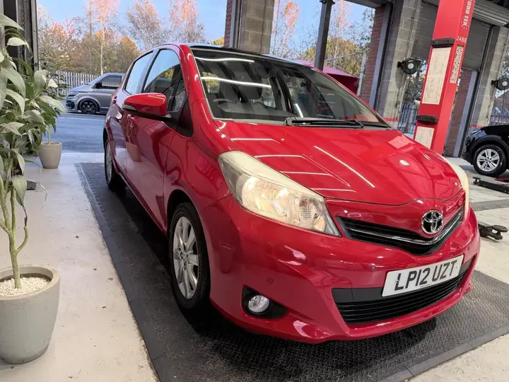 Toyota Yaris 2012 photo 2
