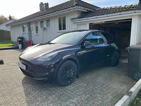 Tesla Model Y 2023 photo 2