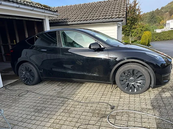 Tesla Model Y 2023 photo 5