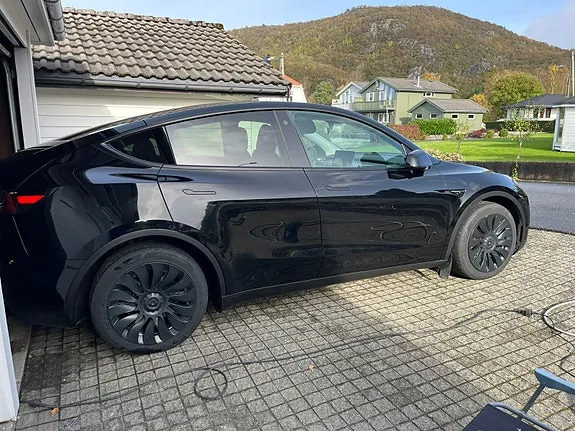 Tesla Model Y 2023 photo 4