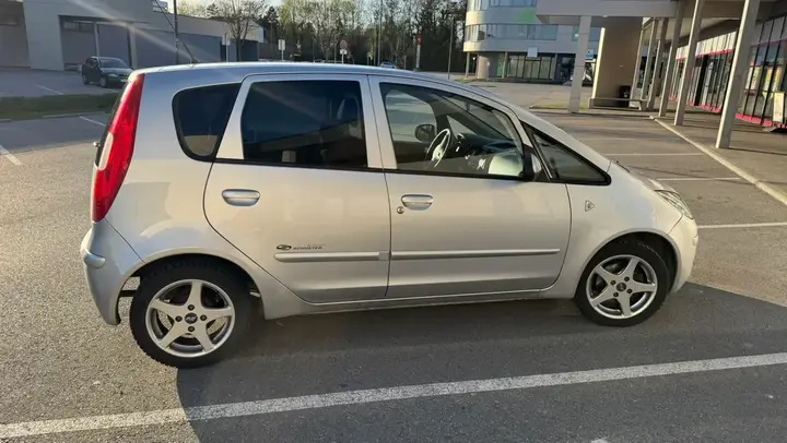 Mitsubishi Colt 2006 photo 2