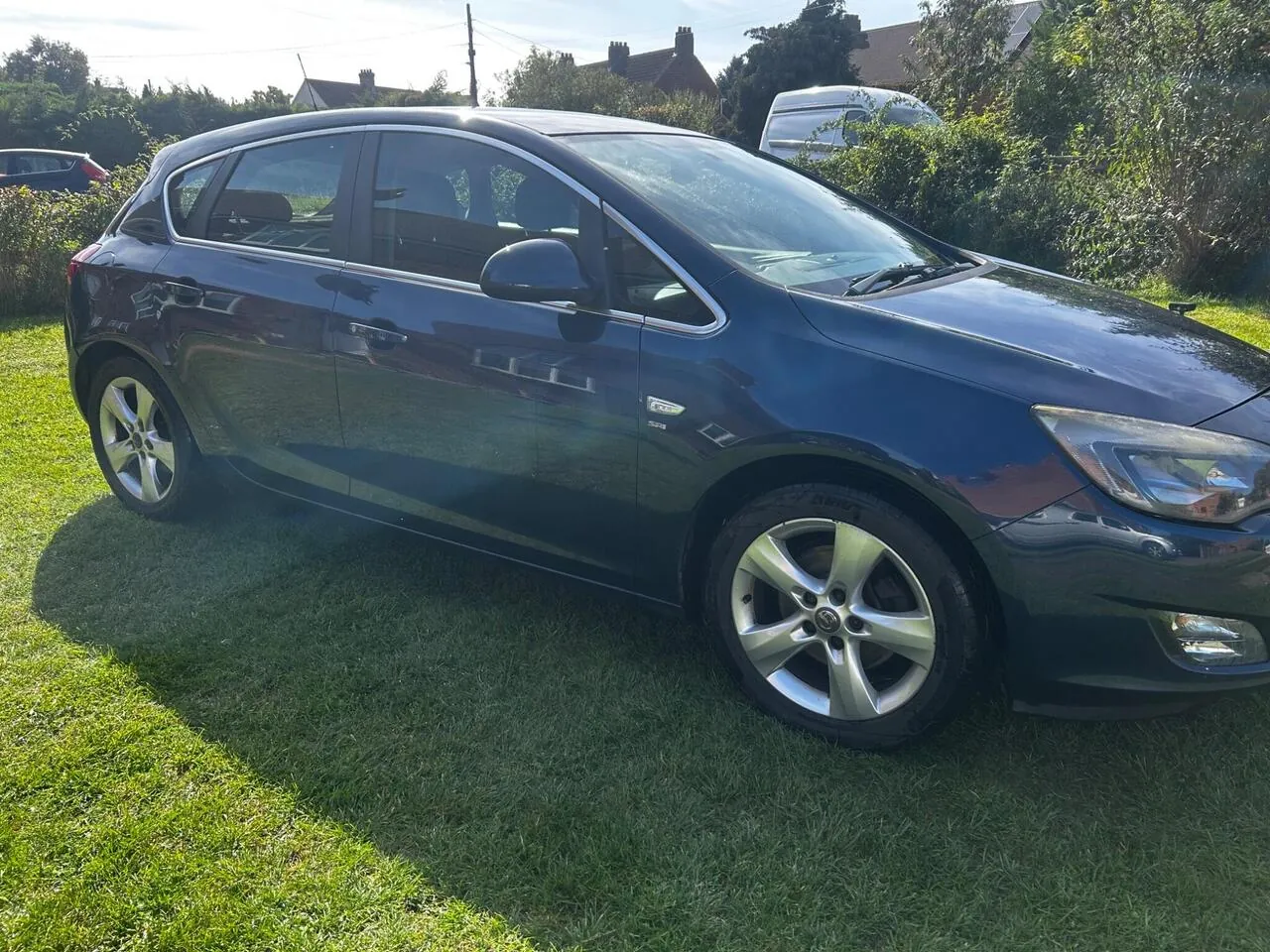 Vauxhall Astra 2011 photo 2