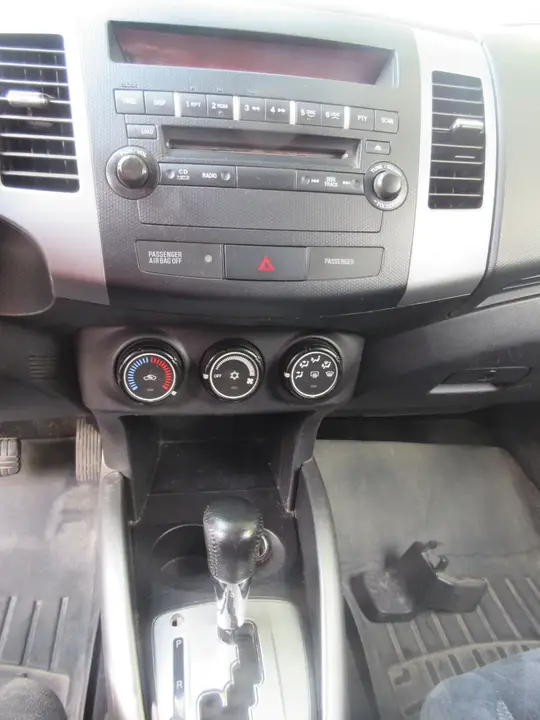 Mitsubishi Outlander 2011 photo 4